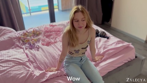 Belle petite blonde adolescente chevauche la bite avec une éjaculation interne