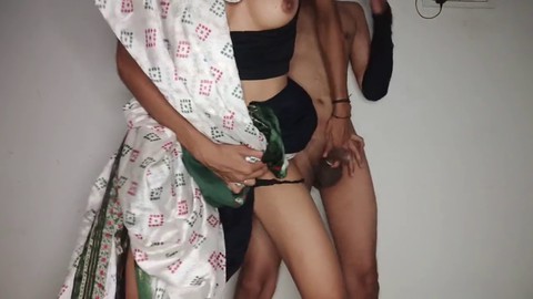 La femme indienne excitée Disha aux seins massifs se fait baiser le visage par son beau-frère