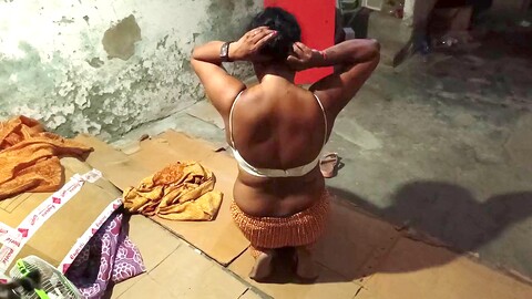 La bhabhi de gran trasero cambia de ropa y atrapa al chico mirando, lo castiga con un duro sexo.