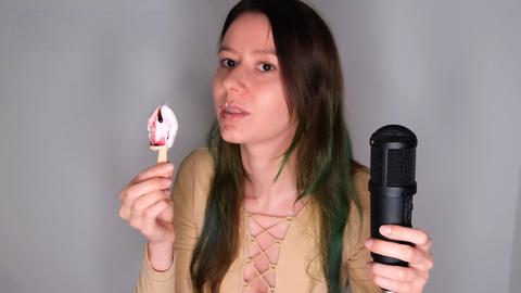 Sinnliche Laute feuchter Münder - Stellen Sie sich Ihren harten Stab vor, während ich mein Eis am Stiel genieße 🍭 ASMR