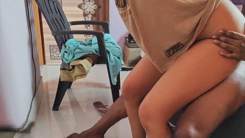 La mia matrigna arrapata mi dà una dura sballata quando è birichina