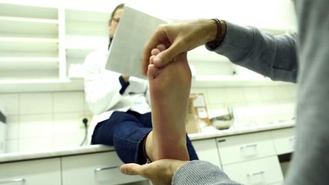 Il capo a piedi nudi domina con adorazione dei piedi in più lingue!