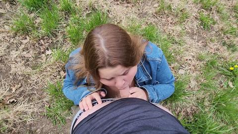 Una chica rellenita con un gran trasero disfruta del aire libre