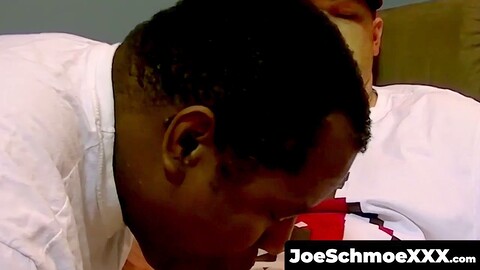 Tätowierte Amateurin nimmt einen großen reifen schwarzen Mann ungeschützt vor einem massiven Höhepunkt.