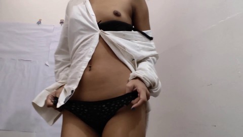 Une magnifique jeune fille desi de 18 ans admire la grosse et dure bite d'un gars