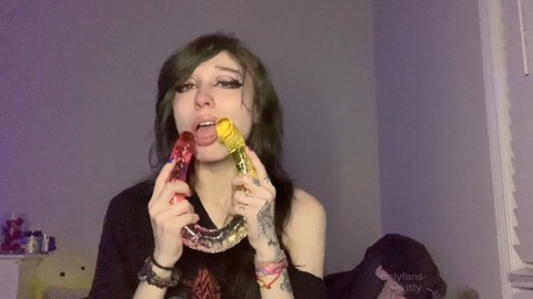 La jeune gothique naïve bave et expérimente avec un nouveau godemiché double en forme de ver gélatineux