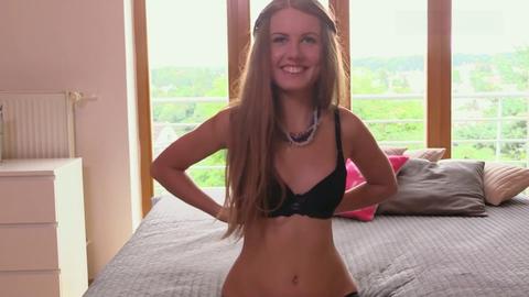 La hermosa morena Lussy revela los secretos del placer femenino al eyacular - LETSDOEIT