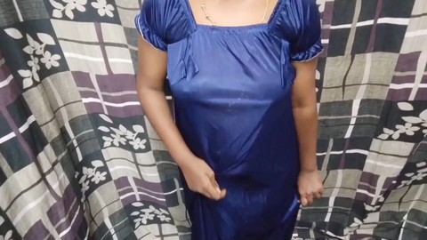 La mamma desi Raawadi condivide il letto con il suo patrigno e la sua figliastra per un po' di azione Tamil.