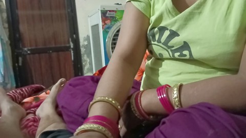 Une séduisante bhabhi indienne se livre à des plaisirs oraux toute la nuit