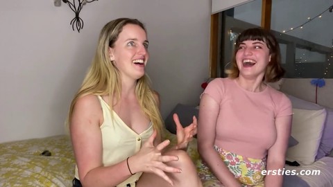 Las rubias traviesas Lucy y Charlie se divierten en la biblioteca con diversión entre chicas.