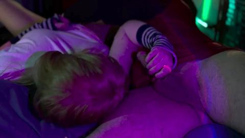 La belle-fille joue sous les couvertures avec la bite de son beau-père
