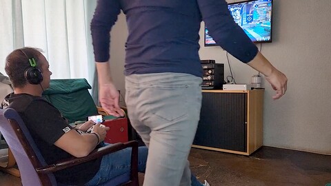 Perché la mia bella sorellastra bionda Sparowdox vuole sempre prendersi cura del mio membro quando sono al mio meglio?