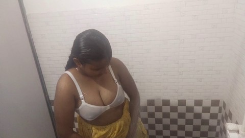 Prima volta sesso in bagno con una calda moglie indiana 2024