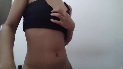La piccante ragazza indiana si diverte con la sua piccola e cremosa figa