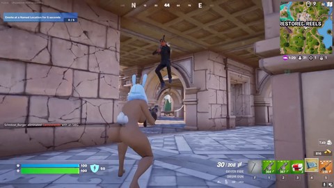 Skin di coniglietta nuda nel gameplay di Fortnite con mod birichine