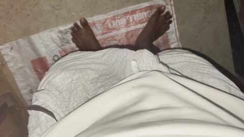 Ragazzi giovani e attraenti che ostentano i loro peni e si scatenano