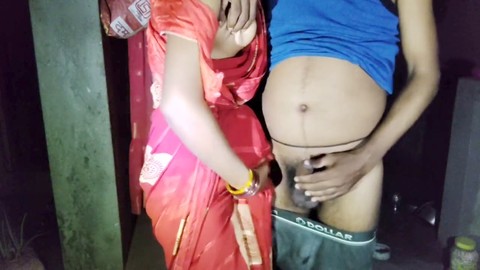 Intenso encuentro erótico de bhabhi indio Desi en traje tradicional