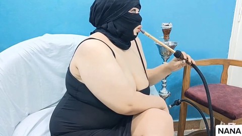 Eine Mega-Sau nimmt sich den Ehemann ihrer Tochter, während sie weg ist, ein ägyptischer Skandal entfaltet sich