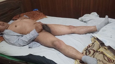 La femboy se fait pilonner le derrière et gémit bruyamment