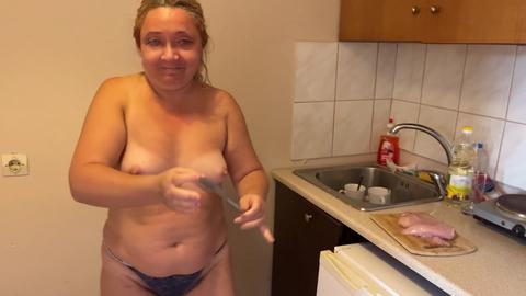 Zara bereitet oben ohne eine Mahlzeit in der Küche zu