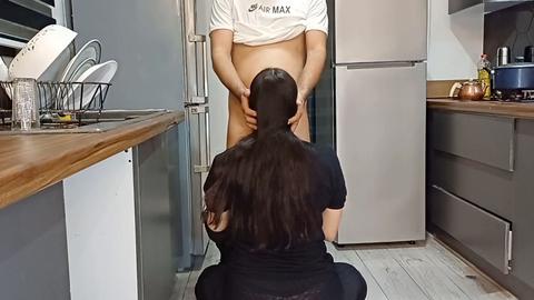 La matrigna iraniana in hijab gode del sesso cuckold con una intensa penetrazione anale