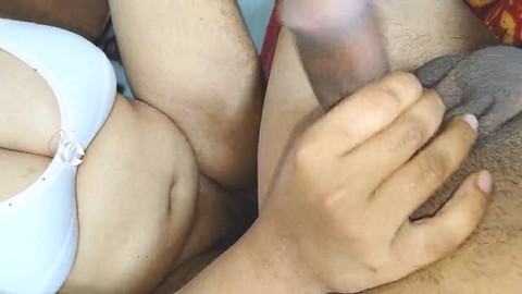 Heiße indische Tante wird romantisch in einer dampfenden Sitzung mit deinem Partner