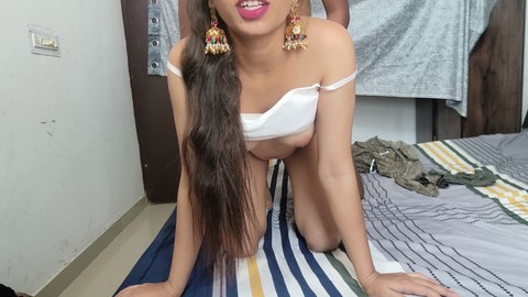 Dever reitet leidenschaftlich auf einer jungen Bhabhi in HD-Video